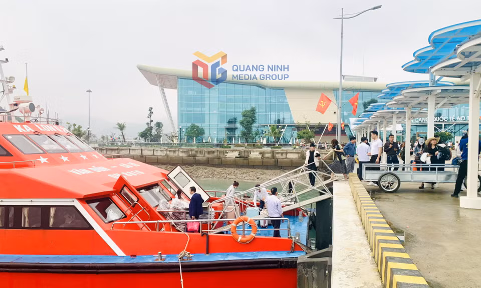 Bến cảng cao cấp Ao Tiên được đơn vị tư nhân đầu tư đồng bộ, hiện đại, phục vụ nhu cầu trung chuyển khách từ đất liền ra tuyến đảo. Ảnh: Mạnh Trường