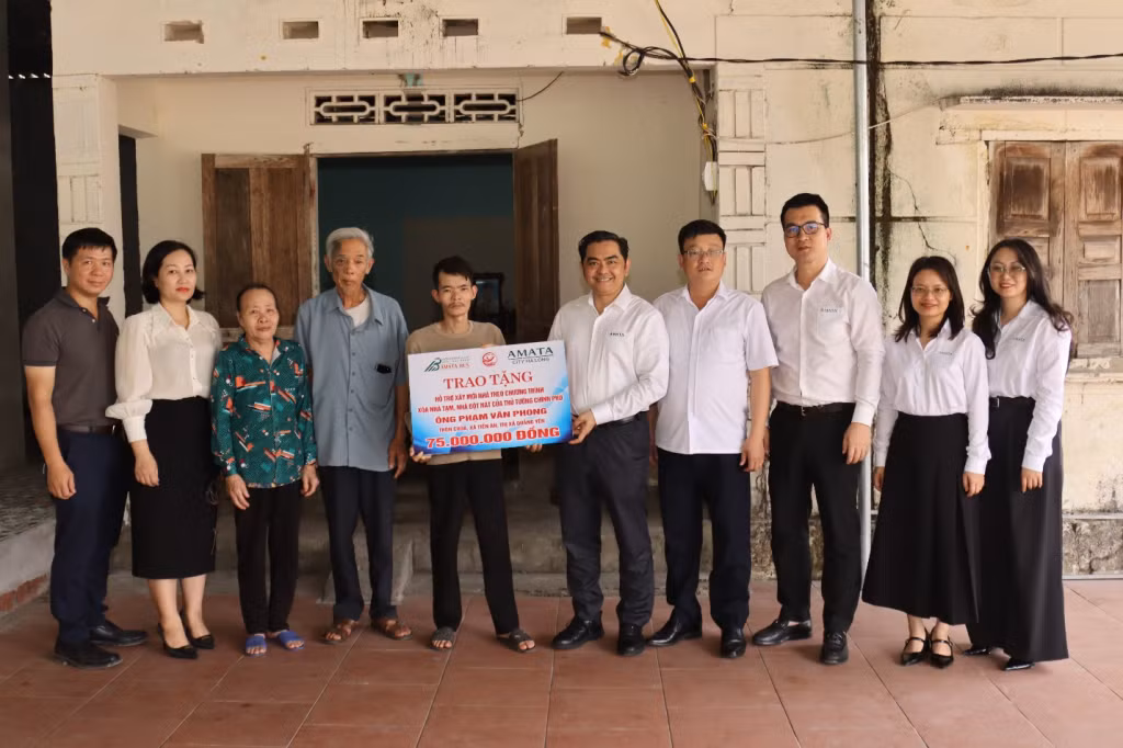 Công ty Cổ phần Đô thị Amata City Hạ Long trao tặng kinh phí cho hộ gia đình ông Phạm Văn Phong