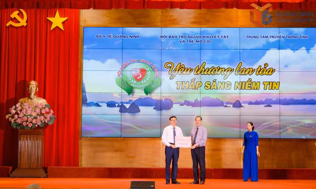 Ông Lãnh Thế Vinh, Chủ tịch Hội Bảo trợ NKT & TMC tỉnh Quảng Ninhtiếp nhận ủng hộ từ các đơn vị, cá nhân trong và ngoài tỉnh