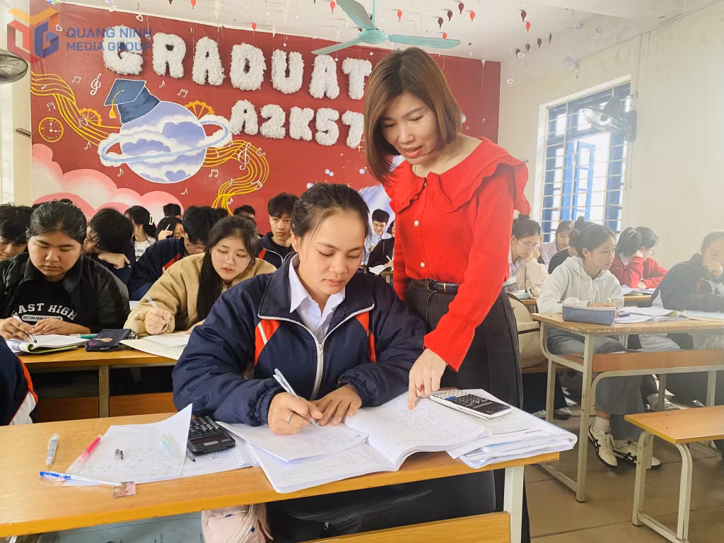 Tiết học của cô và trò Trường THCS-THPT Tiên Yên.