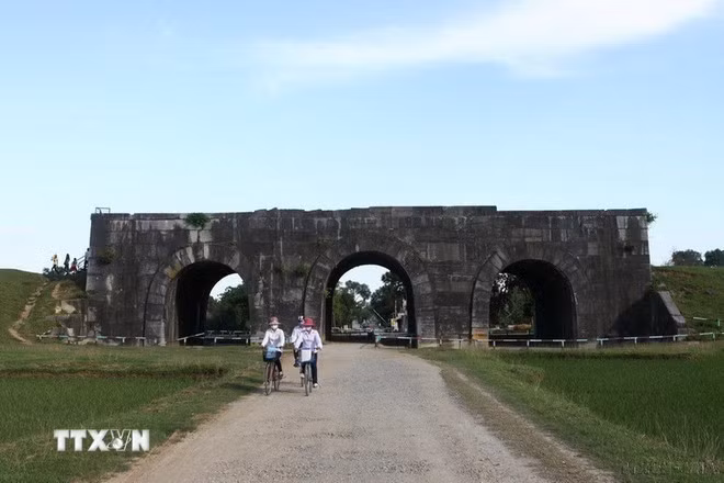 Dấu tích Thành nhà Hồ tại Thanh Hóa - công trình kiến trúc độc lập bằng đá có quy mô lớn hiếm hoi ở Việt Nam, có giá trị và độc nhất, duy nhất còn lại ở Đông Nam Á và là một trong số rất ít những thành tựu bằng đá còn lại trên thế giới, đã được UNESCO công nhận là Di sản Văn hóa Thế giới. (Ảnh: TTXVN)