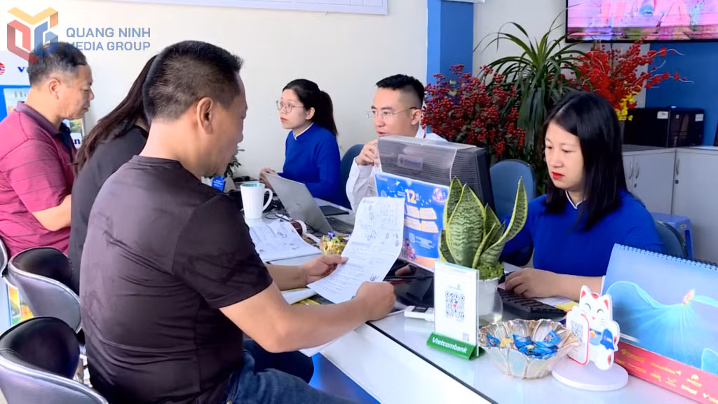 Du khách tìm hiểu sản phẩm du lịch hè.