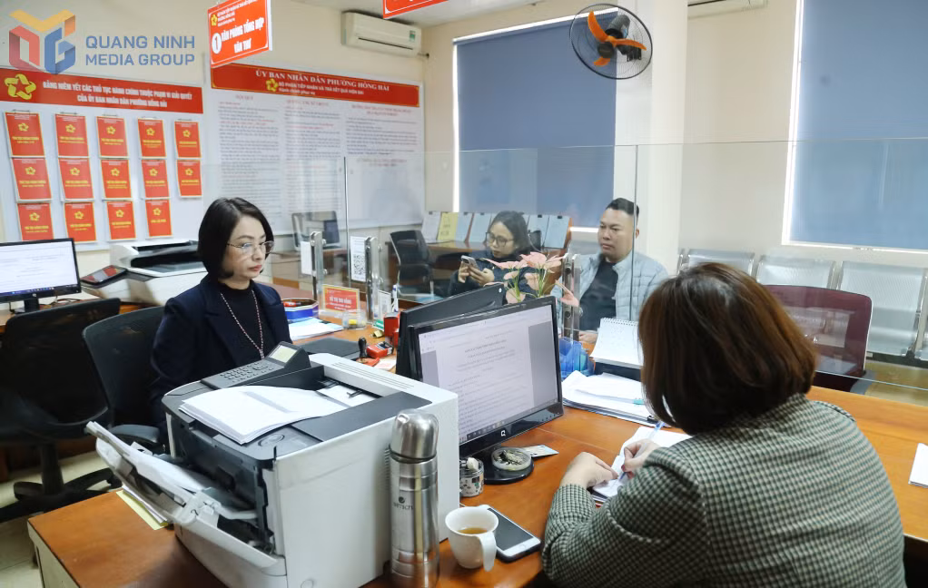 Cán bộ công chức của phường Hồng Hải (TP Hạ Long) làm việc tại Bộ phận tiếp nhận và trả kết quả hiện đại của phường.