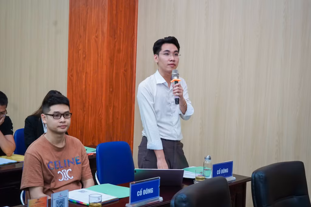 Các cổ đông thảo luận tại Đại hội.