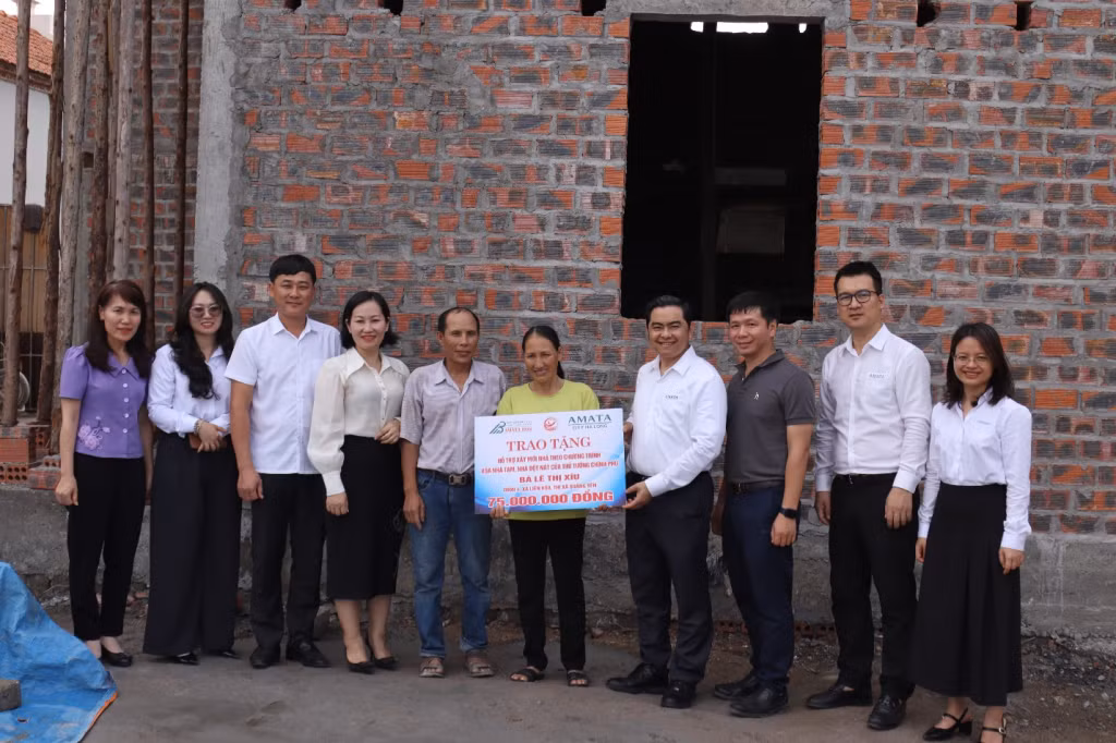 Công ty Cổ phần Đô thị Amata City Hạ Long trao tặng kinh phí hỗ trợ xóa nhà tạm, nhà dột nát trên địa bàn thị xã Quảng Yên