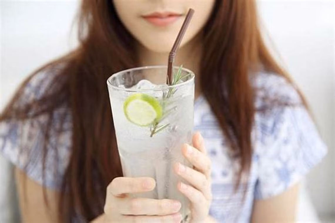 Cần uống nước chanh đúng cách để có lợi cho sức khỏe.