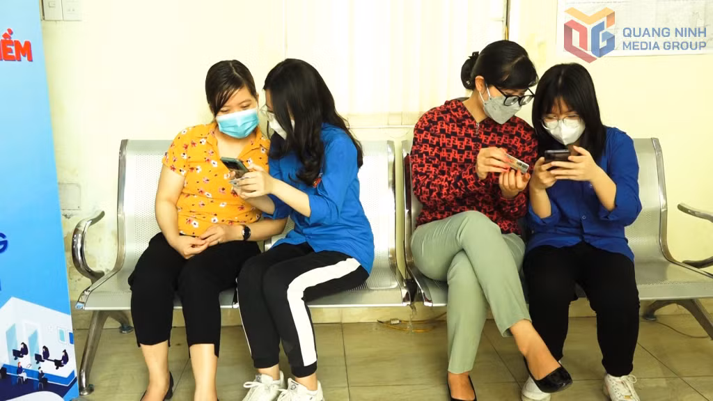 Đoàn viên thanh niên TP Cẩm Phả hướng dẫn người dân cài đặt VNEID