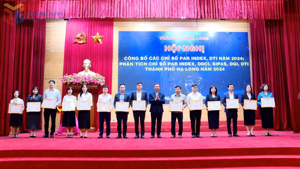 Lãnh đạo UBND thành phố trao Giấy khen cho các tập thể, cá nhân có thành tích xuất sắc trong công tác tham mưu, phối hợp thực hiện cải thiện các chỉ số của thành phố năm 2024.