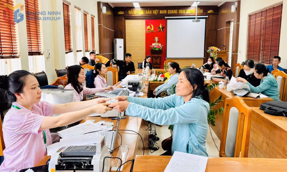 Phòng giao dịch Ngân hàng CSXH huyện Vân Đồn thực hiện cho người dân vay vốn để sản xuất, kinh doanh tại xã Quan Lạn (Vân Đồn). Ảnh: Mạnh Trường