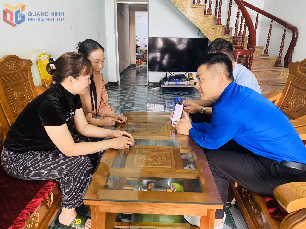 Tổ công nghệ số thôn Giếng Sen (xã Tiền An, TX Quảng Yên) hướng dẫn người dân tại nhà các tiện ích của chuyển đổi số.