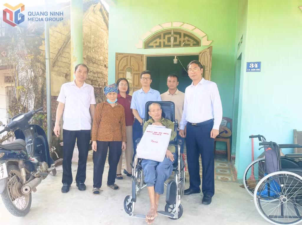 Đồng chí Hồ Đức Quang, Chủ tịch UBND huyện Hải Hà, tặng quà cho người khuyết tật tại xã Quảng Chính.