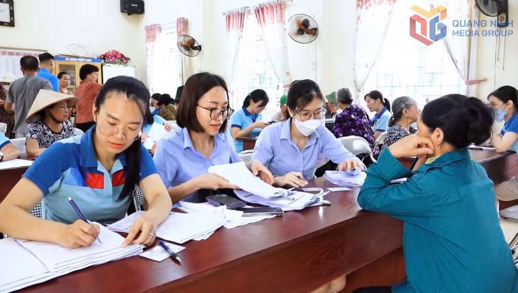 Người hưởng lương hưu, trợ cấp BHXH kê khai hồ sơ với cơ quan BHXH TP Cẩm Phả và các ngân hàng để nhận tiền qua tài khoản ATM năm 2024.