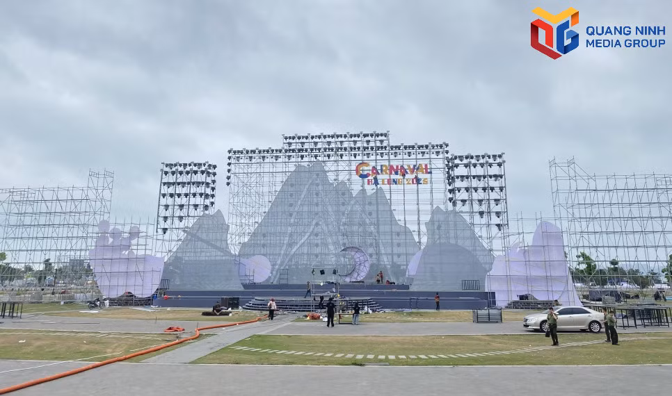 Sân khấu Carnaval Hạ Long 2025 đang được gấp rút hoàn thiện.