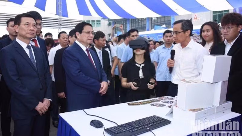 Thủ tướng Phạm Minh Chính trải nghiệm sản phẩm khoa học công nghệ, đổi mới sáng tạo nhân lễ phát động. (Ảnh: TRẦN HẢI)