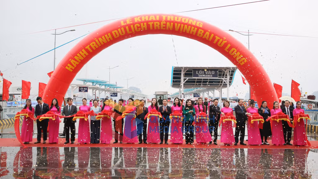 Các đại biểu cắt băng khai trương các hành trình du lịch trên Vịnh Bái Tử Long (3-2025). Ảnh: Minh Hà