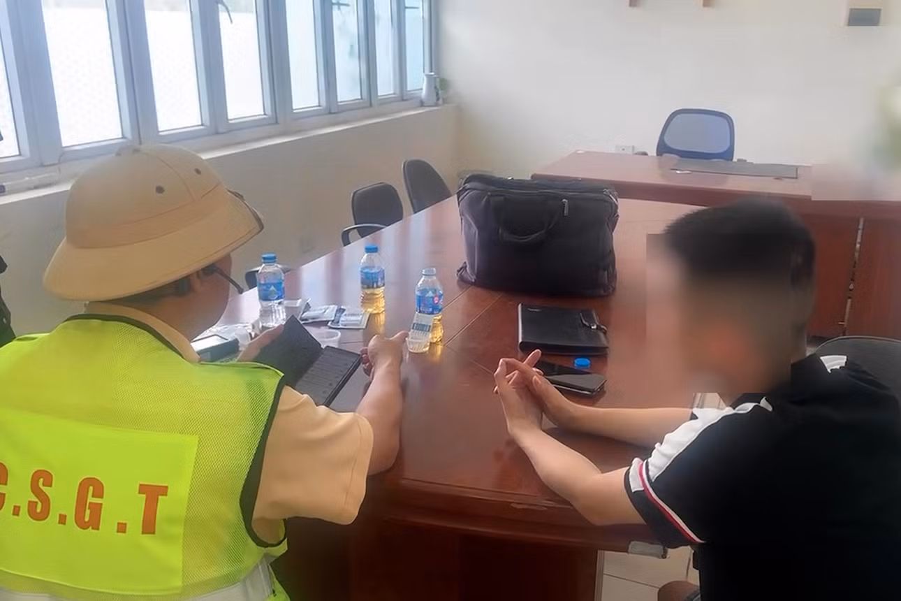 CSGT làm việc với tài xế Vũ Đ.A. Ảnh: CACC