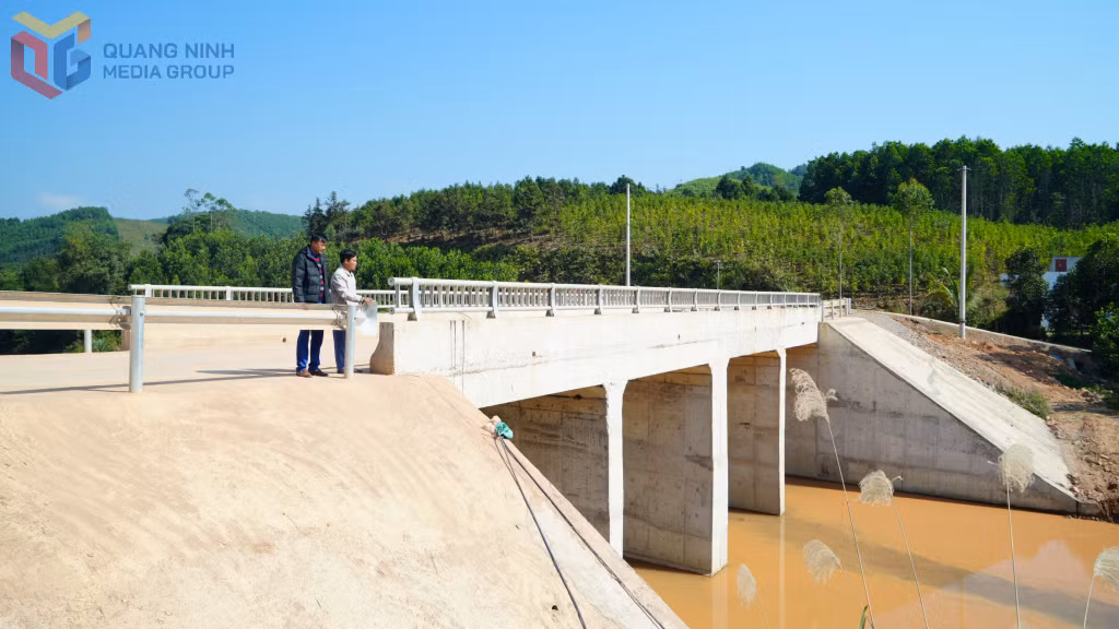 Cầu Khe Nà (xã Thanh Sơn, huyện Ba Chẽ) được xây mới tạo điều kiện cho người dân đi lại, giao thương hàng hóa trong mùa mưa lũ.