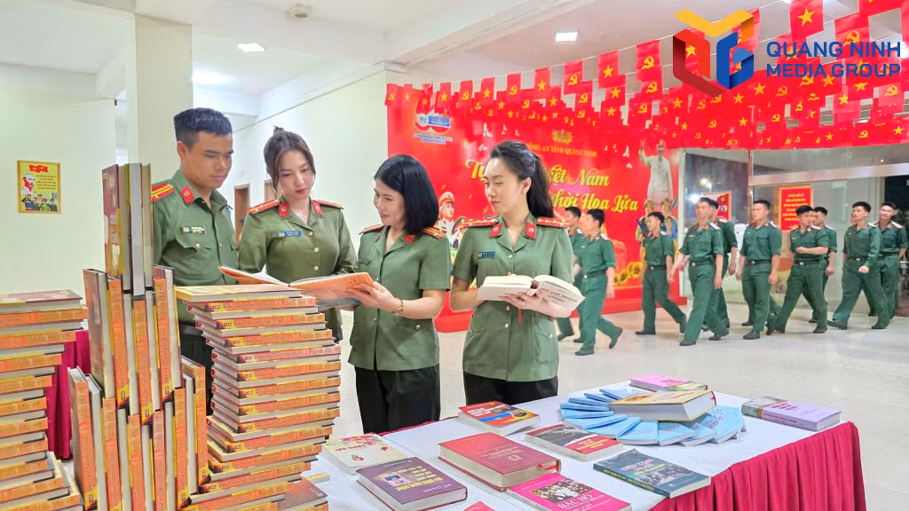 Thế hệ trẻ Công an Quảng Ninh tìm hiểu truyền thống hào hùng của dân tộc qua những trang sách lịch sử.