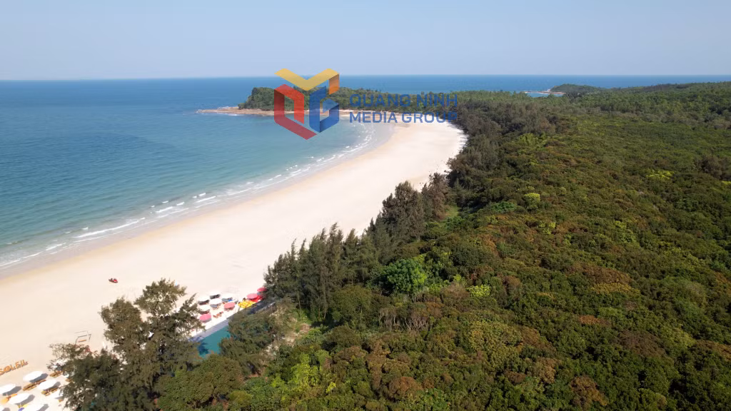 Bãi biển Minh Châu nguyên sơ dài khoảng 2km, được đánh giá là một trong những bãi biển đẹp nhất Vịnh Bắc Bộ. Ảnh: Tuấn Hưng