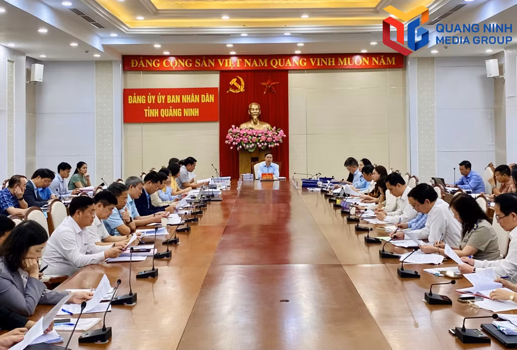 Đồng chí Phạm Đức Ấn, Bi thư Đảng ủy, Chủ tịch UBND tỉnh chủ trì hội nghị.