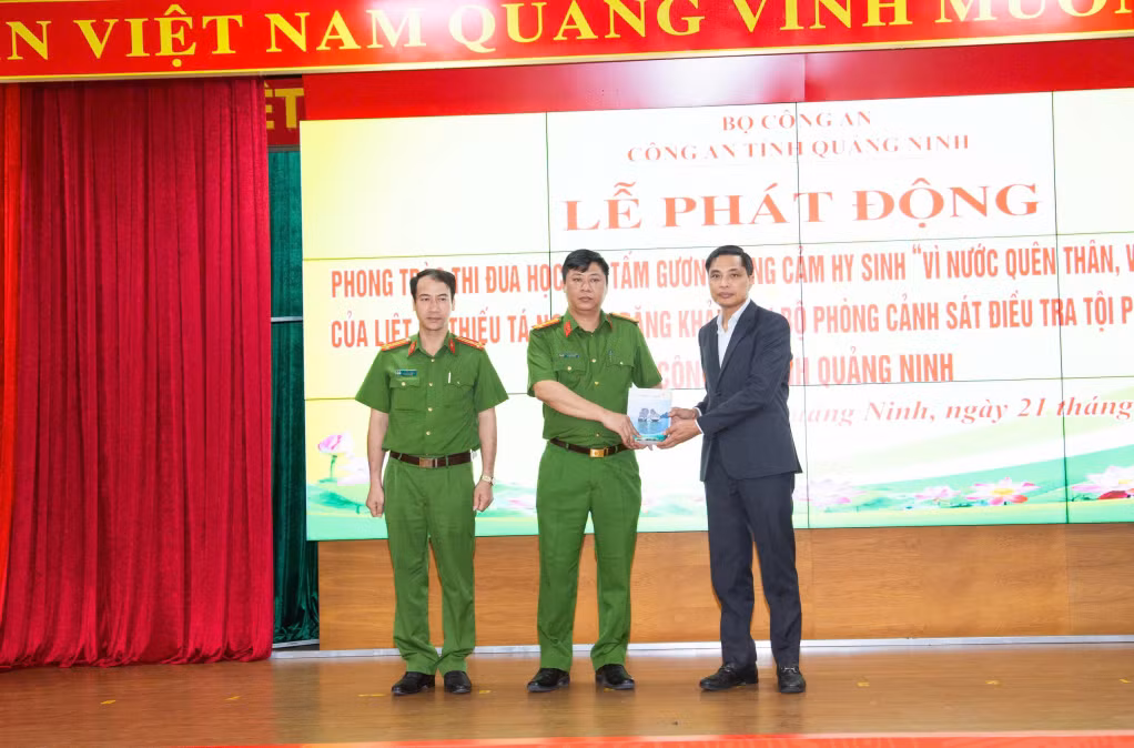 Thừa ủy quyền, đồng chí Vũ Văn Diện, Ủy viên BTV Tỉnh ủy, Phó Chủ tịch Thường trực UBND tỉnh trao thưởng nóng của Chủ tịch UBND tỉnh cho Ban chuyên án.