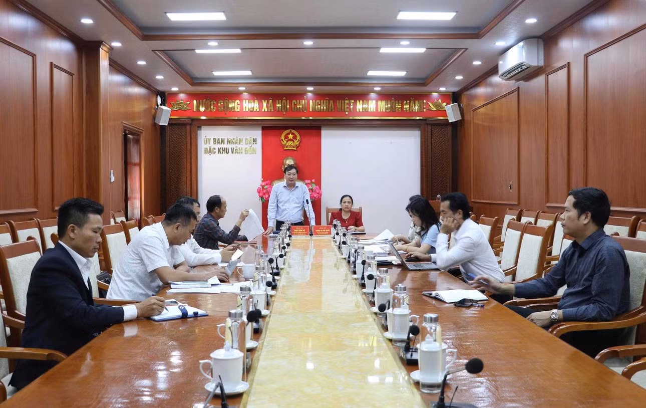 UBND đặc khu Vân Đồn họp nghe báo cáo tình hình, kết quả giải quyết kiến nghị của cử tri gửi tới kỳ họp thứ hai HĐND đặc khu khoá I. Ảnh: Địa phương cung cấp