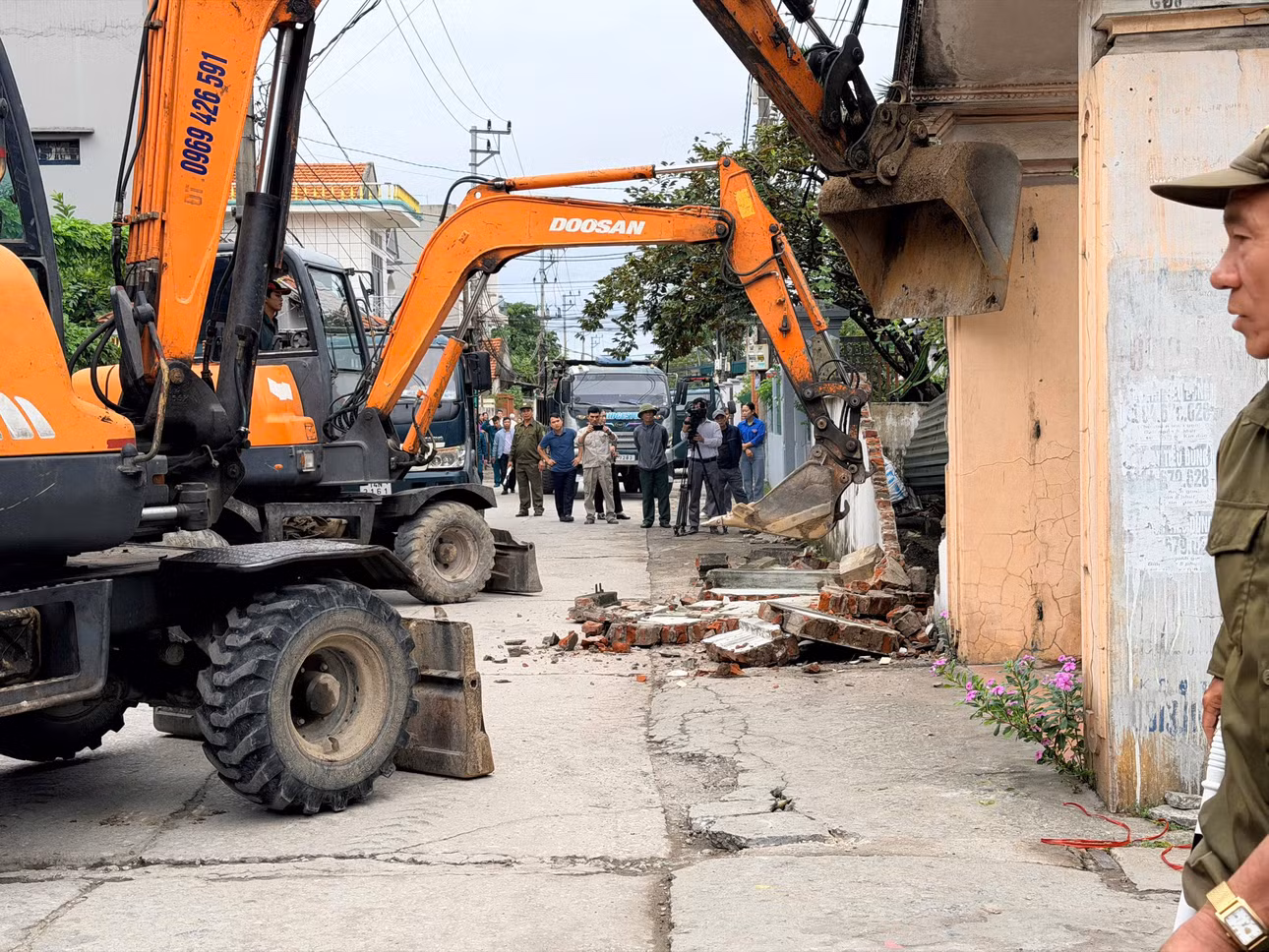 Các hộ dân khu phố Giếng Đáy 1 đã thực hiện ngay việc di chuyển công trình kiến trúc, phá dỡ tường rào để bản giao mặt bằng phục vụ công tác cải tạo, chỉnh trang hạ tầng đô thị..