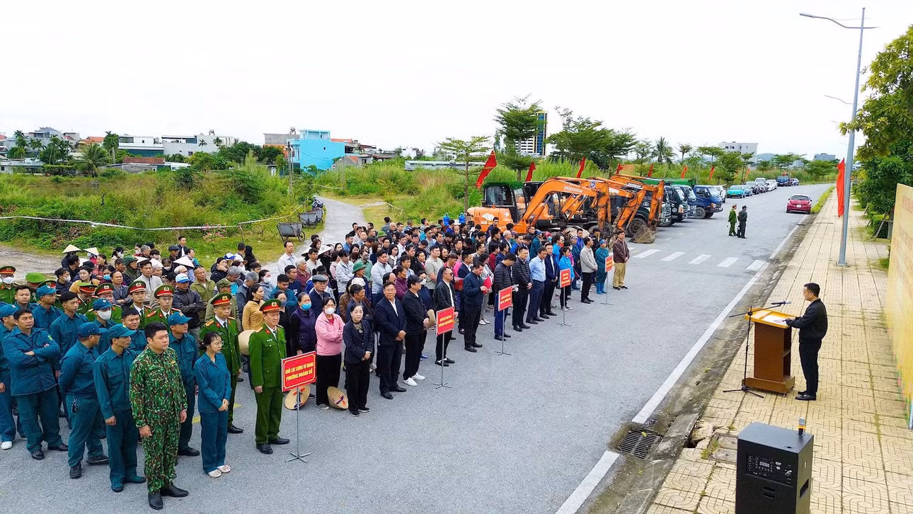 Quang cảnh lễ phát động chiến dịch tại phường Hoành Bồ.