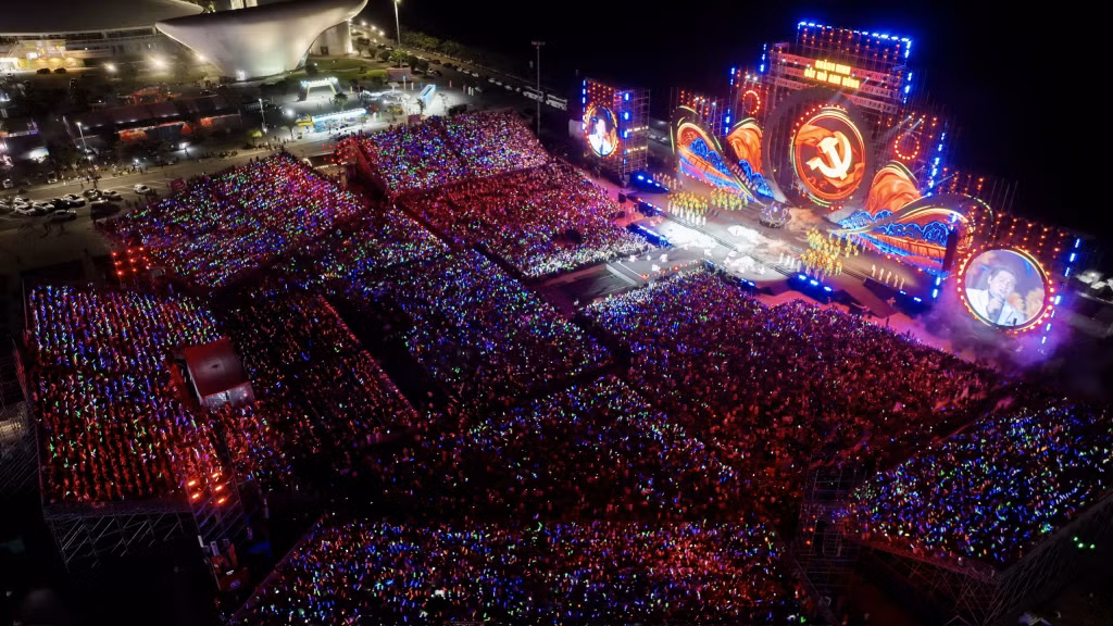 Sân khấu Concert “Quảng Ninh - Đất mỏ anh hùng” được thiết kế với chiều dài 125 m, rộng 65 m, tiếp tục là sân khấu có quy mô lớn bậc nhất trong số các chương trình nghệ thuật do tỉnh Quảng Ninh tổ chức.