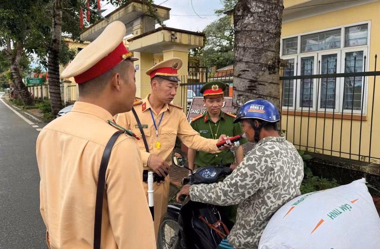 Công an xã Đường Hoa kiểm tra nồng độ cồn của người dân khi điều khiển phương tiện tham gia giao thông.