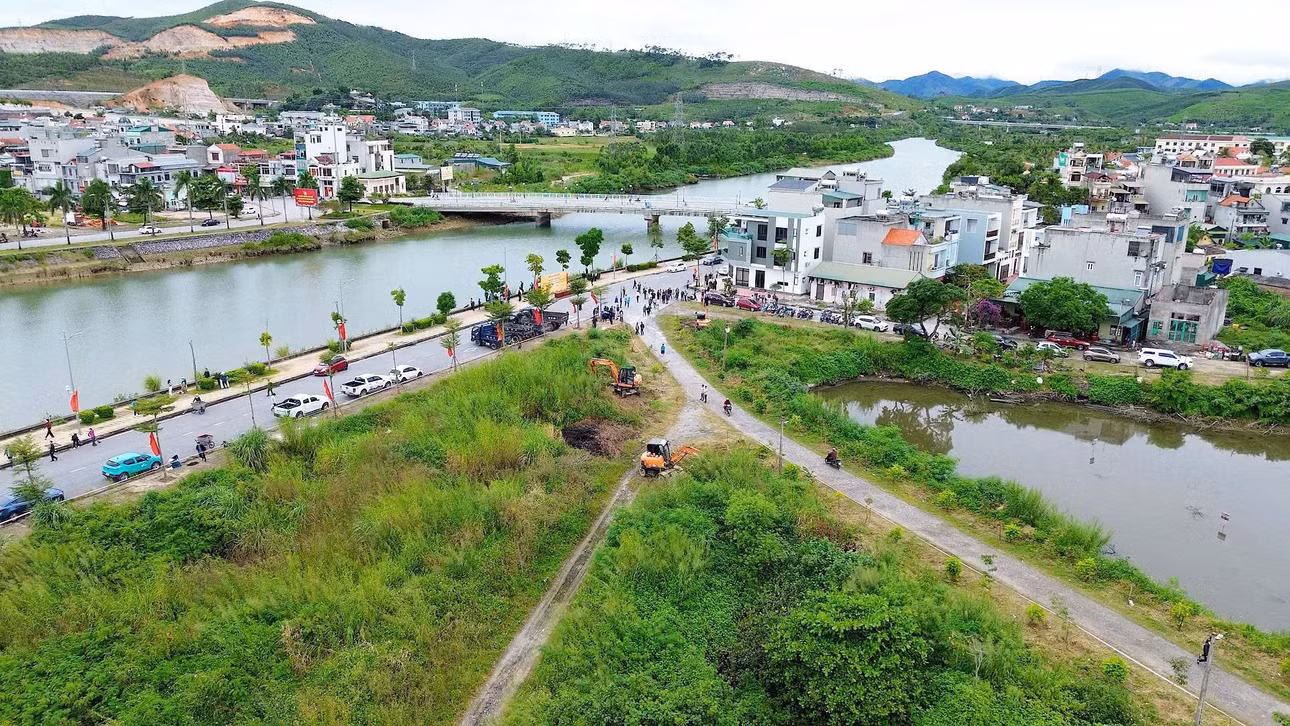 Ngay sau lễ phát động, đông đảo cán bộ nhân dân phường Hoành Bồ đã ra quân cải tạo chỉnh trang vệ sinh môi trường các khu dân cư.
