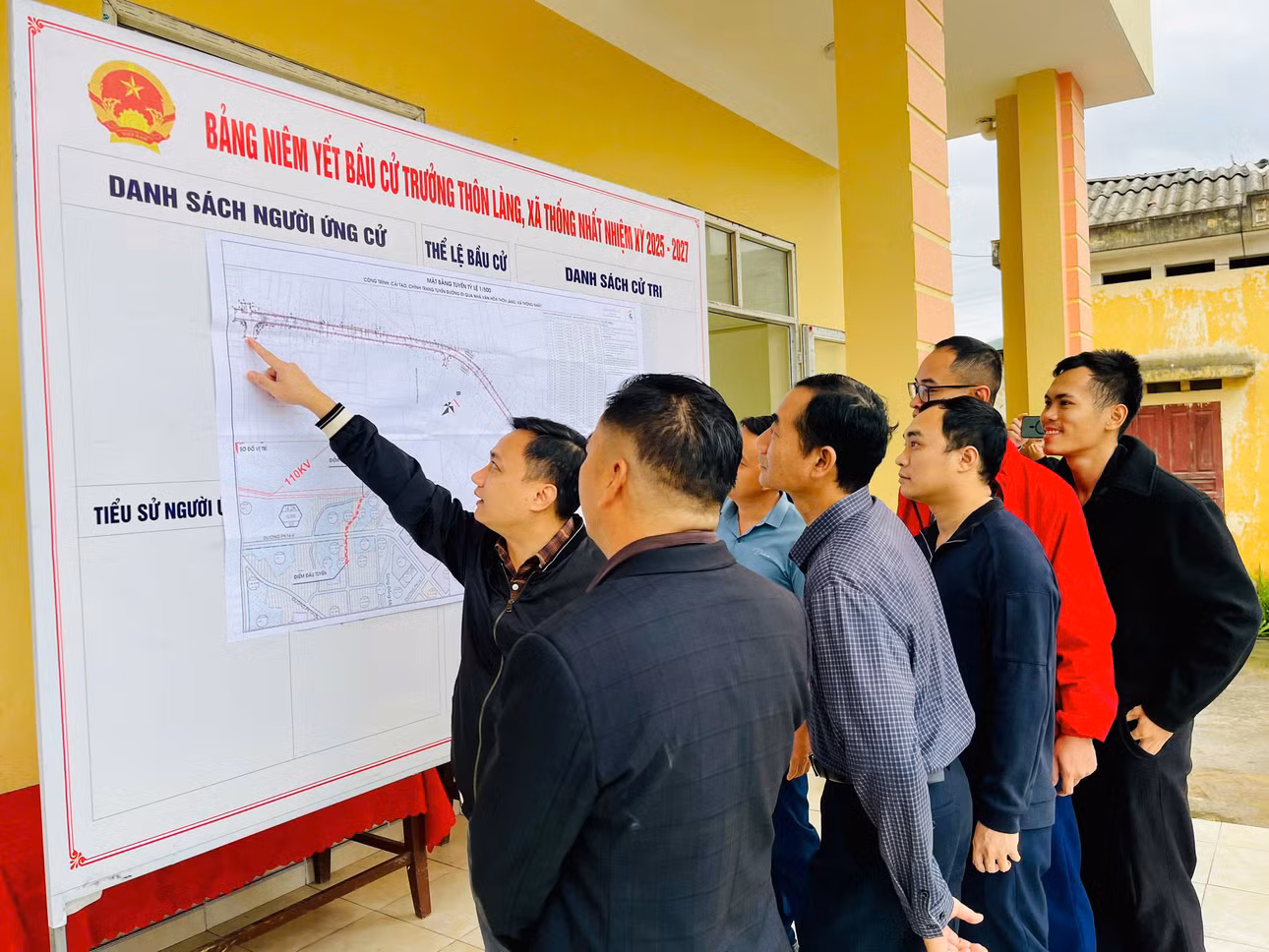 Các hộ dân thôn Làng tìm hiểu quy hoạch, mặt bằng tuyến đường đi qua nhà văn hoá thôn.