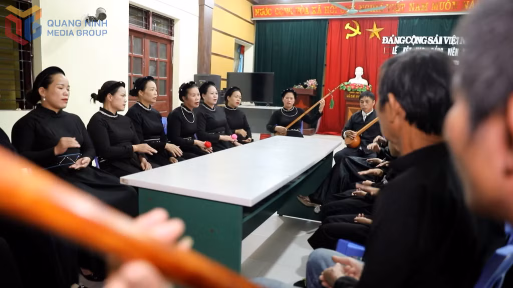Câu lạc bộ hát Then thôn Bản Cáu, xã Lục Hồn nơi những điệu hát vẫn được trao truyền qua các thế hệ. Ảnh: Nguyễn Trang