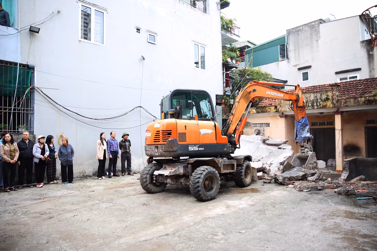 Ngay sau lễ phát động, phường Hà Lầm đã huy động máy móc, nhân lực thực hiện tháo dỡ mặt bằng nhà văn hóa cũ không sử dụng nữa tại khu Cao Thắng 3 để làm khu vui chơi, giải trí cho nhân dân.