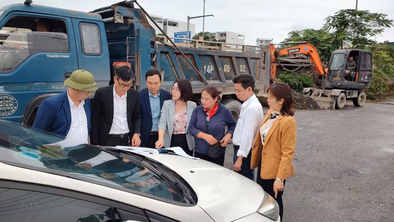 Lãnh đạo Đảng ủy, UBND phường chỉ đạo triển khai Chiến dịch tại Khu phố Hà Phong 1 và Hà Phong 4B.