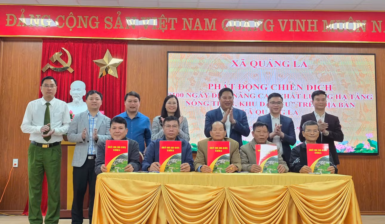 Đại diện các đơn vị chức năng và các thôn, khu trên địa bàn xã Quảng La ký cam kết thi đua thực hiện chiến dịch.