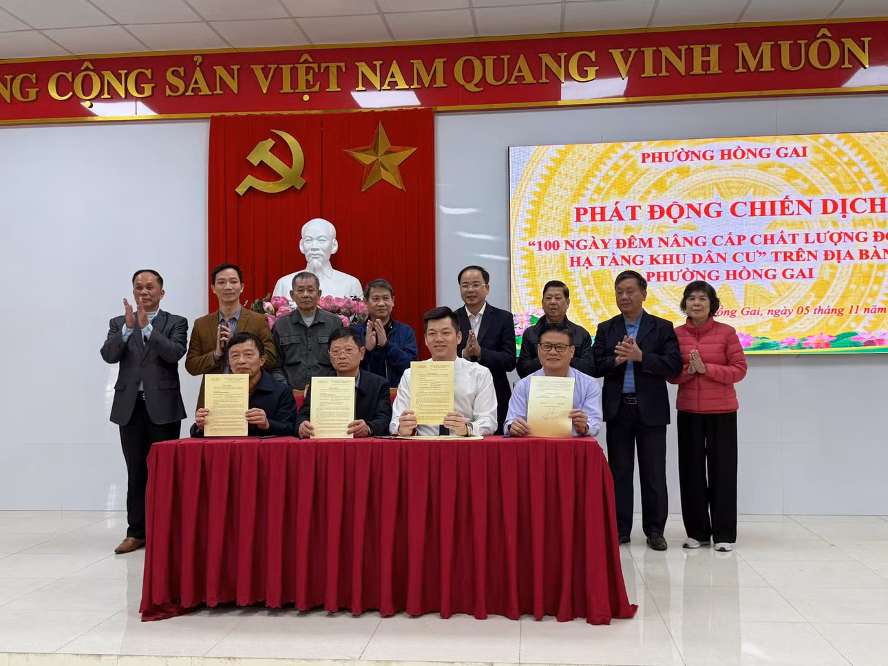 Đại diện lãnh đạo phường và các tổ dân, khu phố ký cam kết thực hiện chiến dịch.