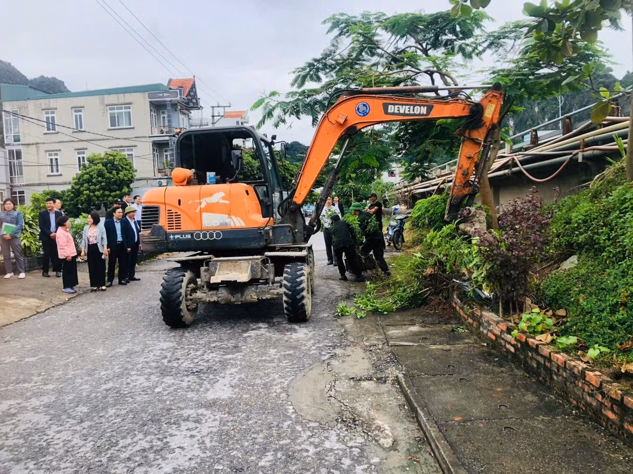 Ngay sau lễ phát động chiến dịch, đông đảo cán bộ, đảng viên và nhân dân phường Hà Tu đã ra quân dọn dẹp vệ sinh môi trường, với tinh thần: “Mỗi ngày làm một việc tốt cho đô thị”.