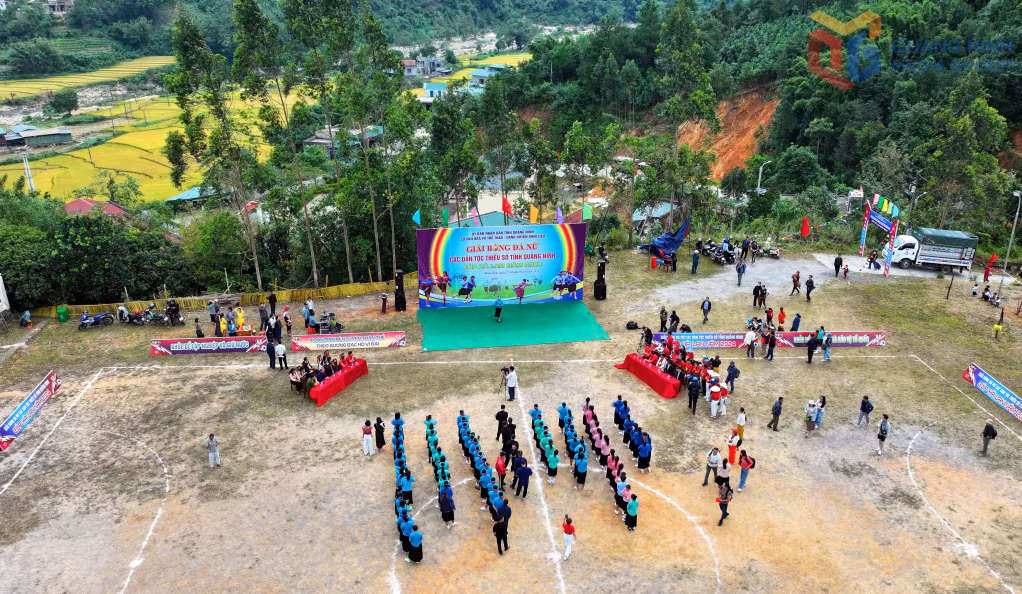 Giải bóng đá nữ các dân tộc thiểu số tại xã Bình Liêu thu hút đông người dân tham gia. Ảnh: Tạ Quân