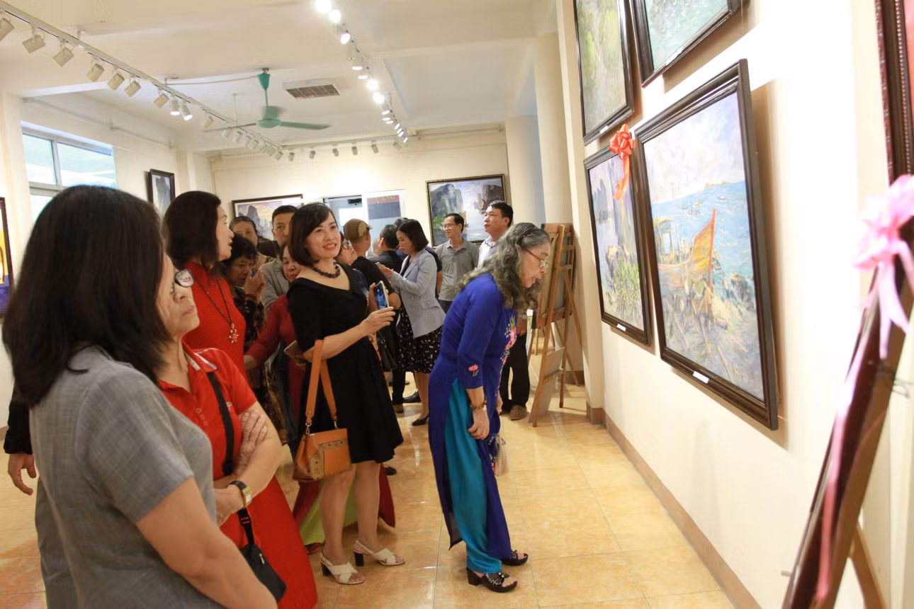 Đại biểu và công chúng yêu mỹ thuật thăm quan triển lãm.