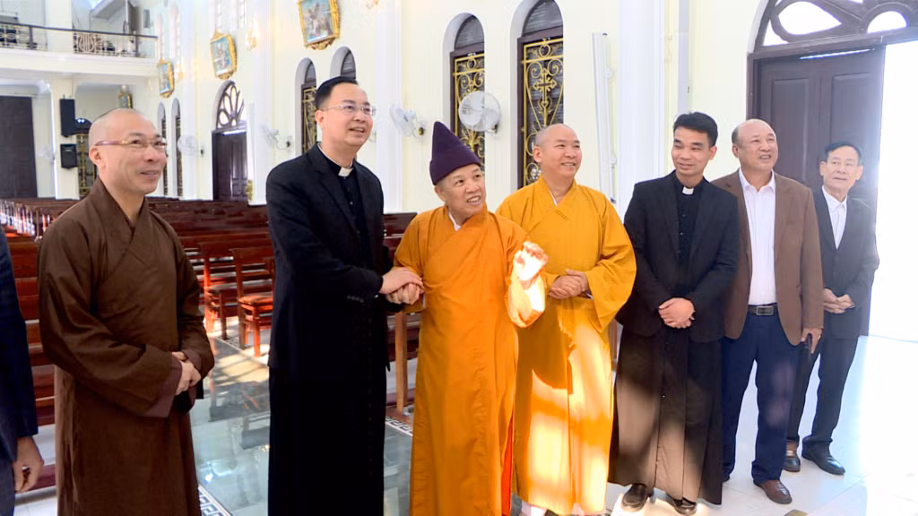 Hòa thượng Thích Thanh Quyết đánh giá cao sự đổi mới, khang trang của Nhà thờ; công tác chuẩn bị chu đáo chào đón một mùa Giáng sinh an lành, hạnh phúc.