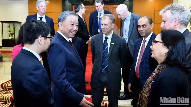 Tổng Bí thư Tô Lâm trao đổi với các chuyên gia, nhà khoa học tại buổi tiếp.
