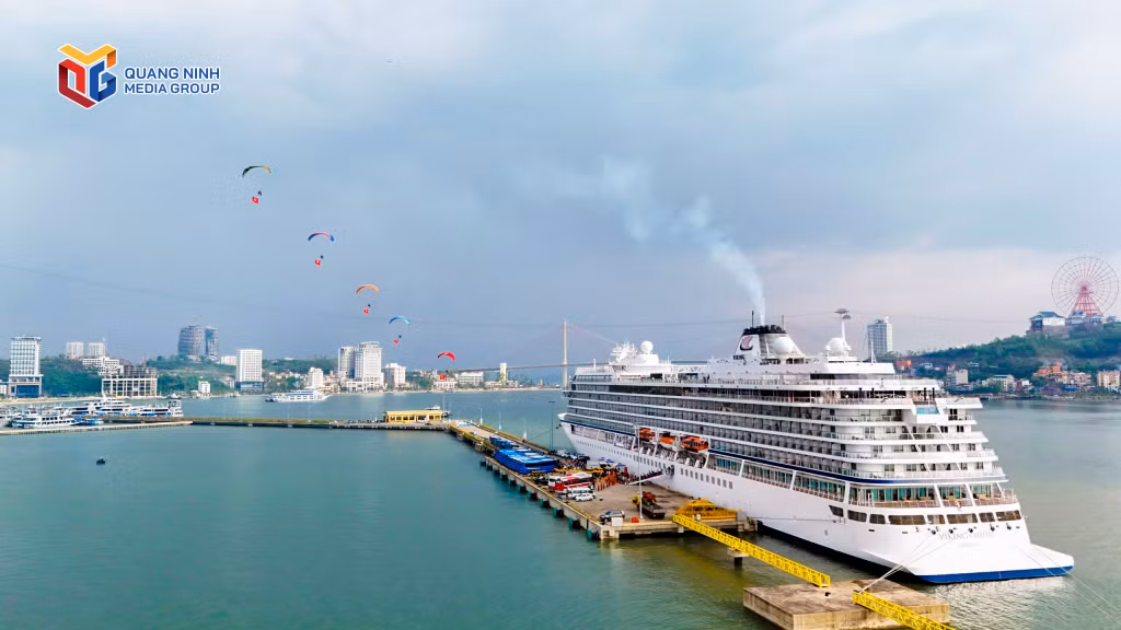 Tàu Viking Orion cập Cảng tàu khách quốc tế Hạ Long, đưa vị khách quốc tế thứ 3 triệu đến Quảng Ninh. Ảnh: Thái Bình