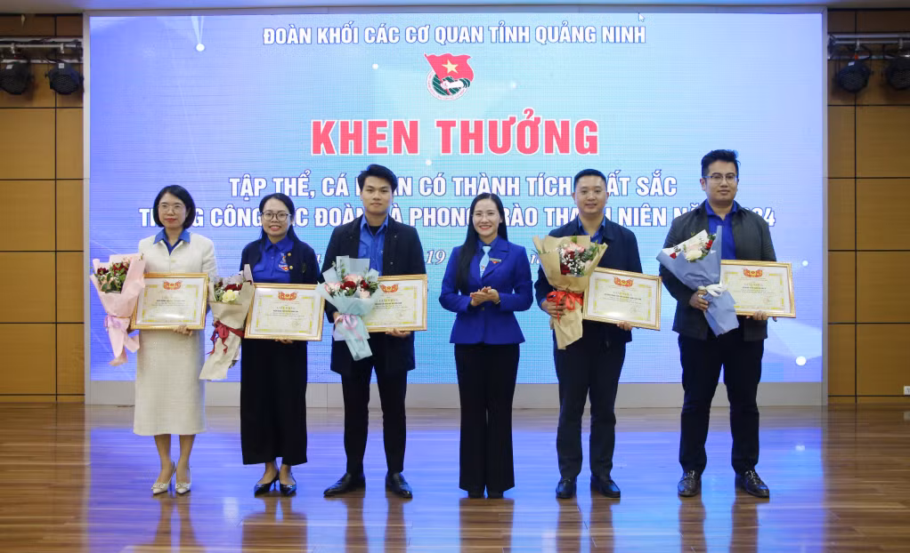 Các tập thể dẫn đầu cụm thi đua nhận giấy khen của Ban Chấp hành Đoàn Khối.