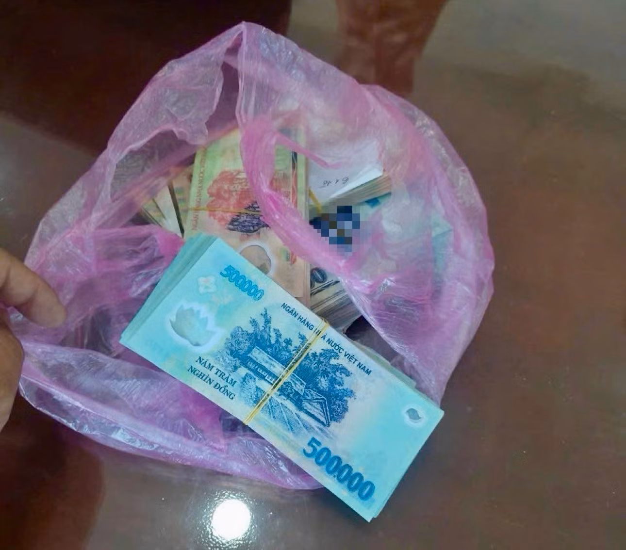 Tiền giả tang vật trong vụ án. Ảnh: Công an
