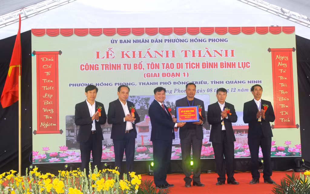 Đại diện khu Bình Lục Thượng và khu Bình Lục Hạ đón nhận hồ sơ hoàn công giai đoạn 1 công trình tu bổ, tôn tạo di tích đình Bình Lục.