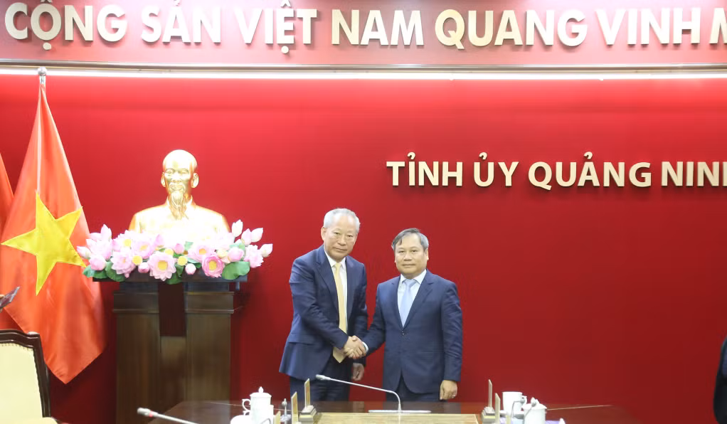 Đồng chí Vũ Đại Thắng, Ủy viên Trung ương Đảng, Bí thư Tỉnh ủy chào mừng ông Nghiêm Giới Hòa, người sáng lập Tập đoàn xây dựng Thái Bình Dương và đoàn đến Quảng Ninh.