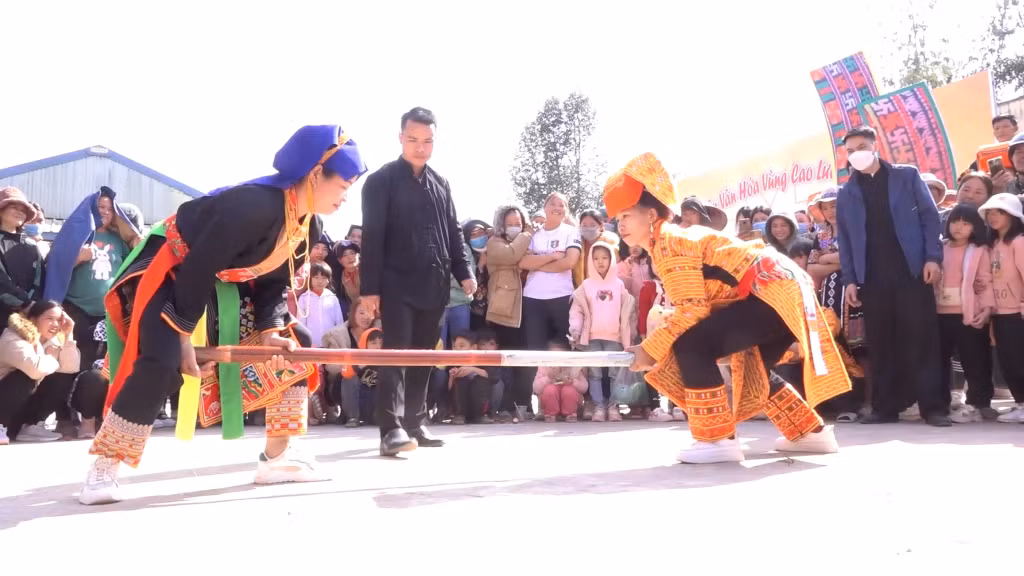 Trang phục truyền thống được người Dao Lô Gang sử dụng trong các dịp lễ hội...