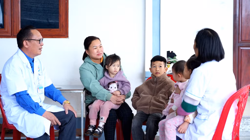 Cán bộ Trạm Y tế xã Nam Sơn (huyện Ba Chẽ) tuyên truyền trực tiếp tại nhà dân về cách phòng, chống bệnh mùa đông.