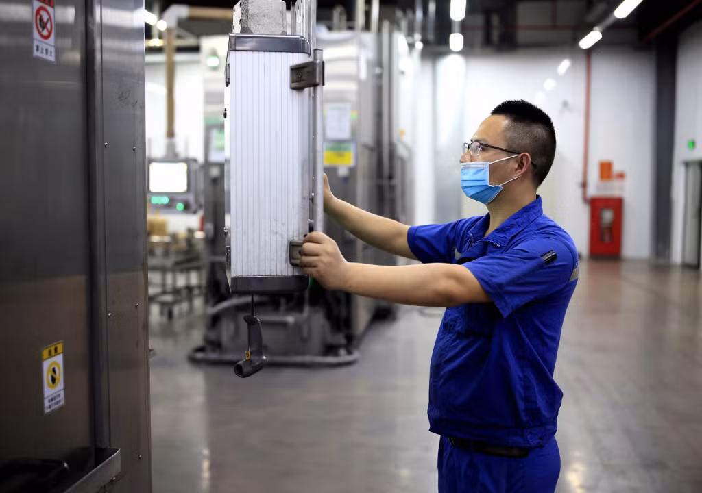 Giai đoạn 2023-2025, tỉnh đặt mục tiêu thu hút vốn đầu tư trên 2 tỷ USD/năm, tạo khoảng 20.000 chỗ làm việc mới/năm trong lĩnh vực công nghiệp chế biến, chế tạo; tốc độ tăng trưởng ngành hằng năm đạt từ 20% trở lên.